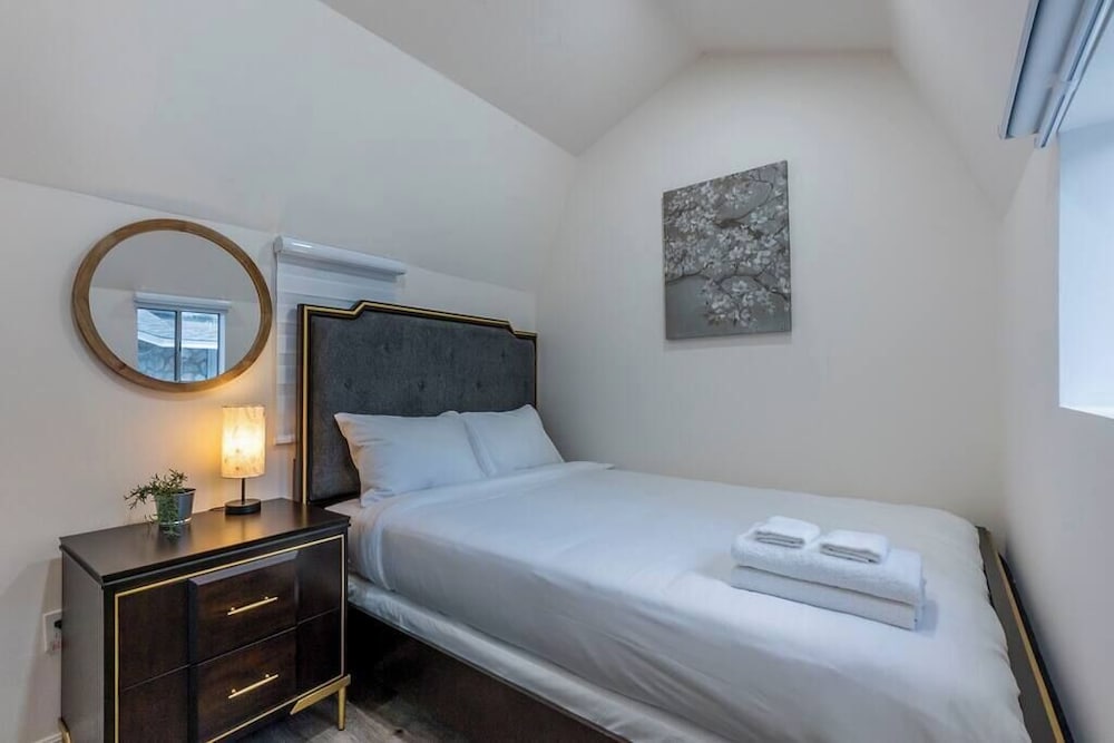 Stunning LA Luxury Retreat: Ideal for Work or Play — Monterey Park — photo 5