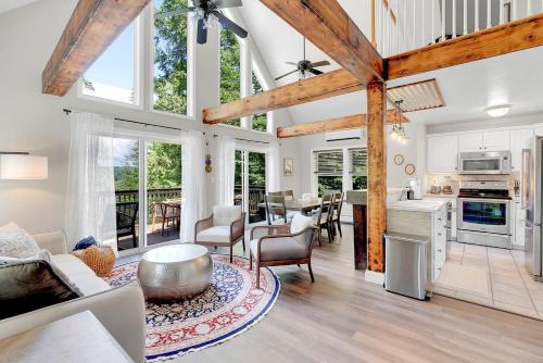 Waterfront Access with Kayaks Private Deck and a Firepit — hotel in Gray