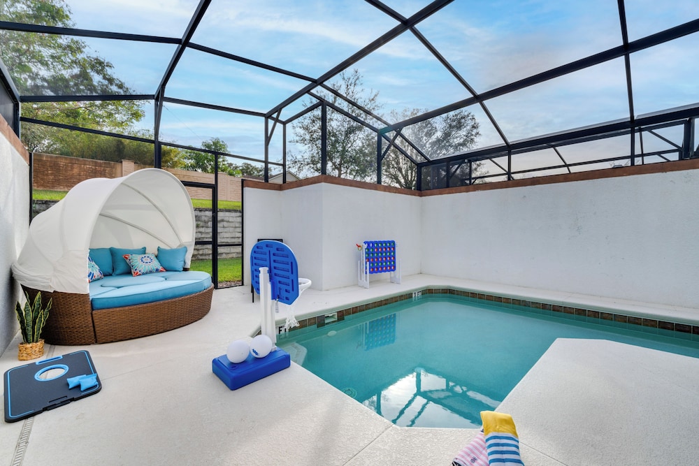 9 Mi to Wdw: Resort Retreat w Heated Pool — 4-Star Luxury Hotel in Davenport, United States