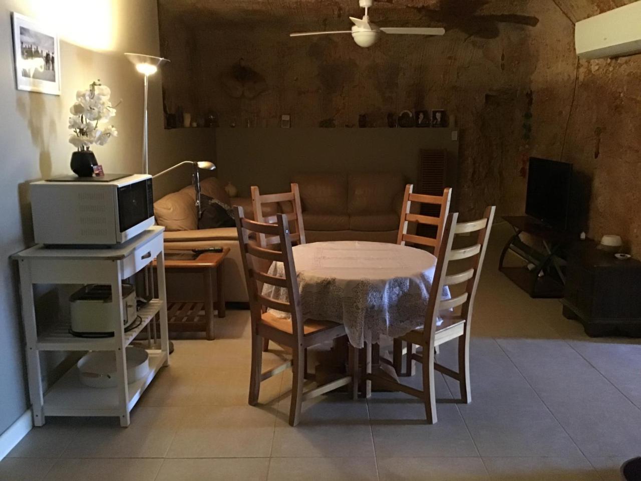 Pop N Nin Dugout Accommodation at Coober Pedy Views — hotel in Coober Pedy