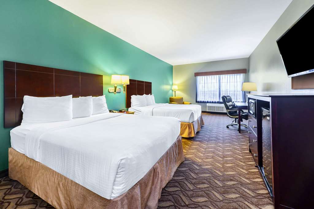 La Quinta Inn & Suites by Wyndham Longview North - photo 9