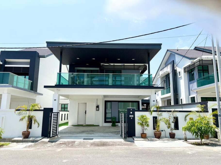 Uncle CK villa 20pax pool party — 4-Star Luxury Hotel in Malacca, Malaysia