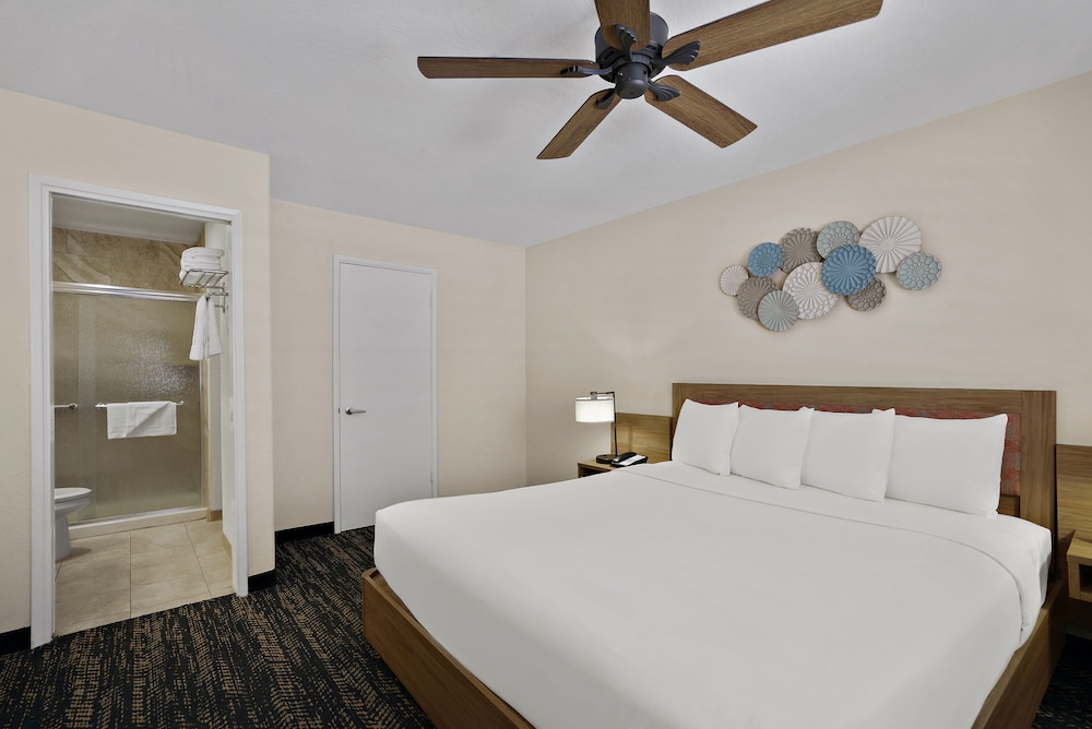 La Fuente Inn & Suites - photo 17