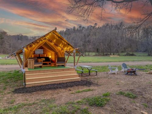 Luxury Glamping Near Gatlinburg and Asheville in Newport, United States