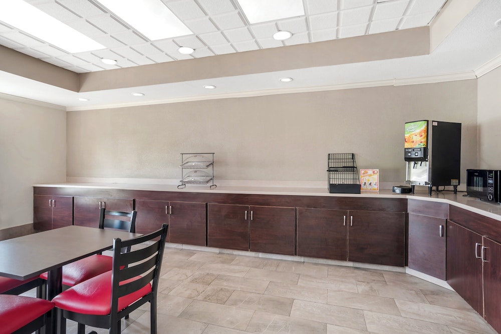Red Roof PLUS & Suites Vicksburg - photo 27