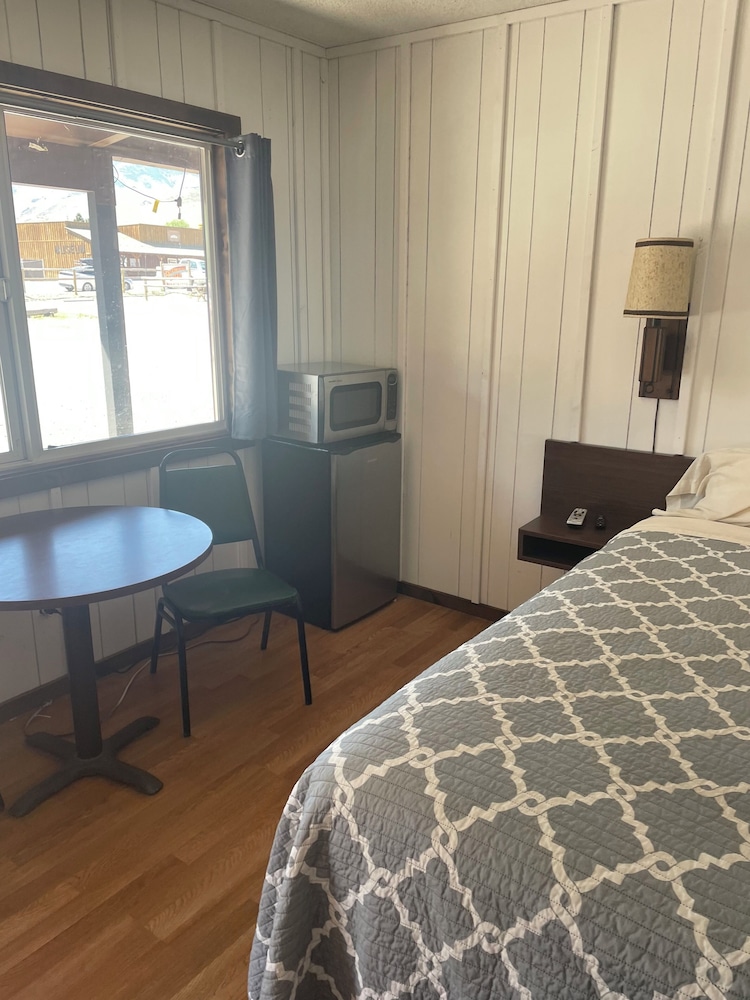 Challis Roadhouse - photo 7