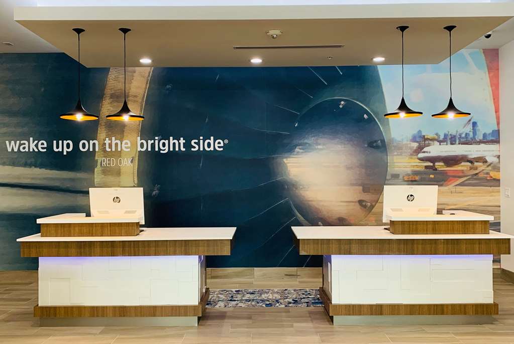 La Quinta Inn & Suites by Wyndham Red Oak TX IH 35E - photo 4