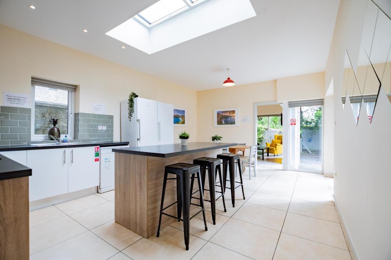 LARGE Modern House Sleeps 17 with Parking — 4-Star Luxury Hotel in Gaillimh, Republic of Ireland