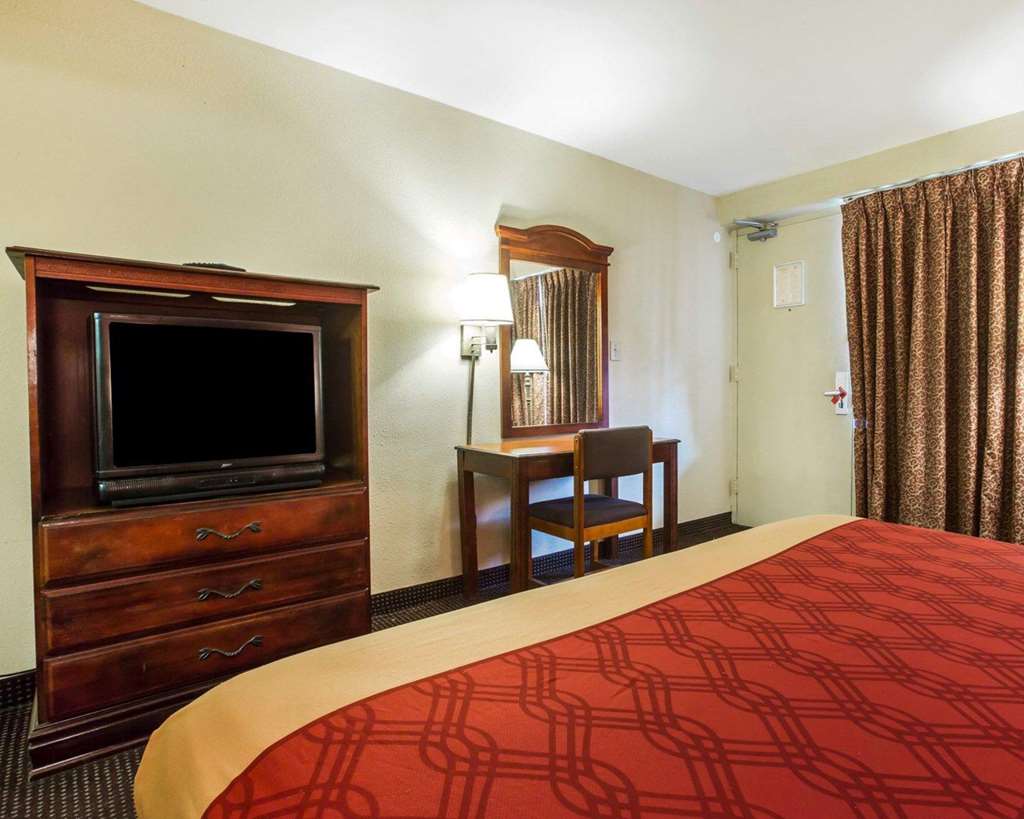 Econo Lodge Atlanta College Park - photo 18