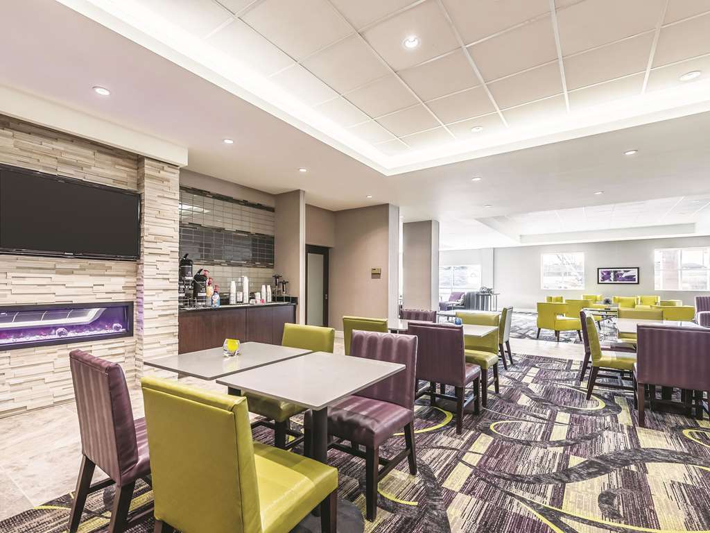 La Quinta Inn & Suites by Wyndham Cincinnati Sharonville - photo 55