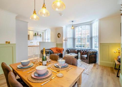 Betty's Townhouse Luxury 2 bed appt with parking — 4-Star Luxury Hotel in Harrogate, United Kingdom