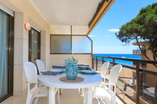 UHC Txingudi Apartments — 4-Star Luxury Hotel in Cambrils, Spain