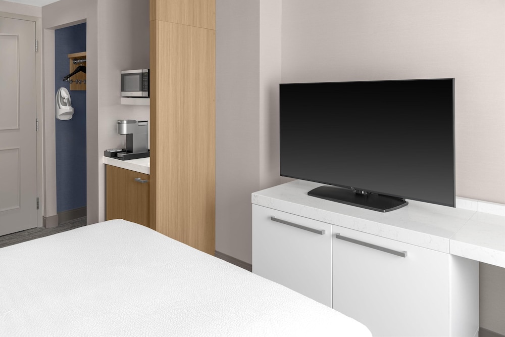 Hilton Garden Inn Queens JFK Airport - photo 14