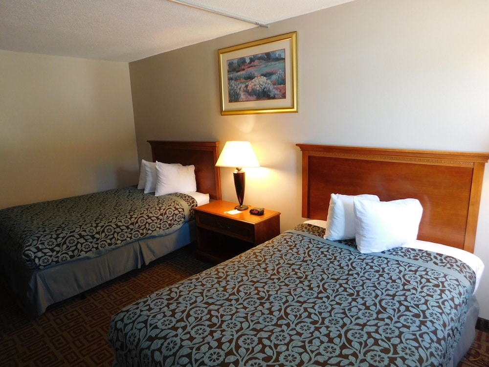 Days Inn by Wyndham West Branch Iowa City Area - photo 2