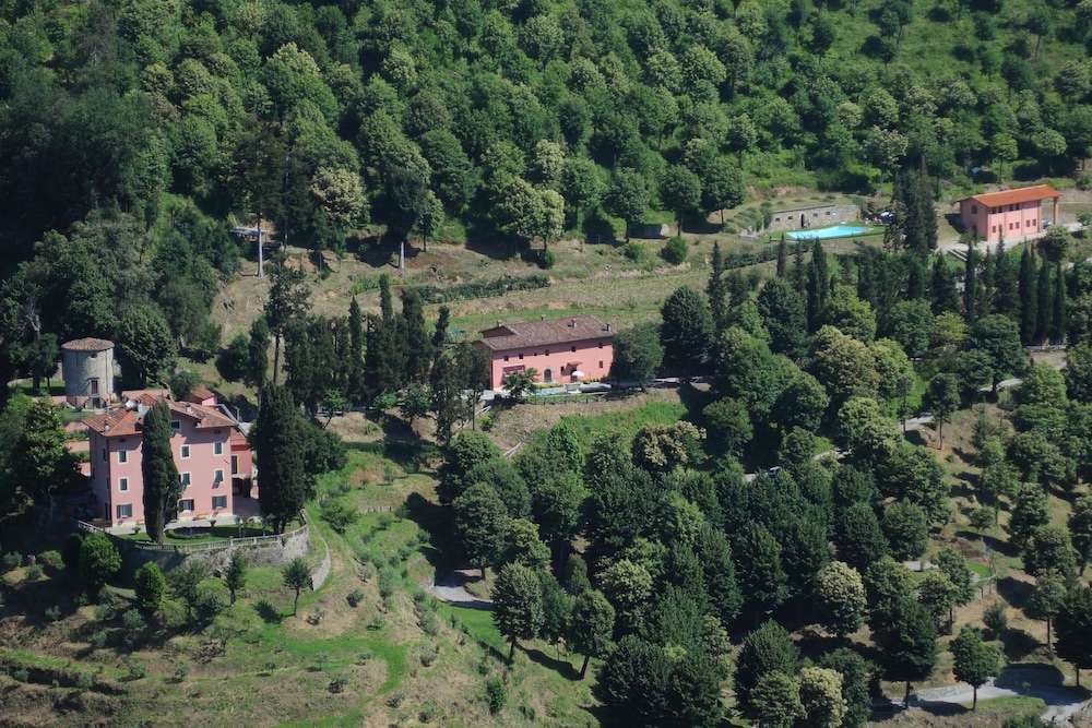 Agriturismo la Torre — 4-Star Luxury Hotel in Bagni Di Lucca, Italy