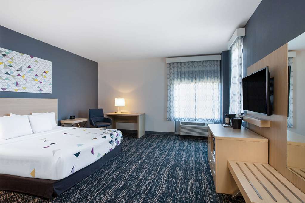 La Quinta Inn & Suites by Wyndham Manassas Va Dulles Airport - photo 10
