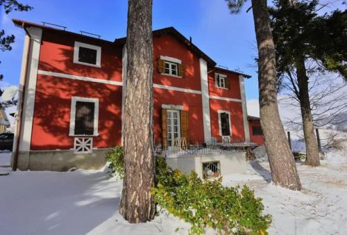 Antico Chalet Momosa Maxi — 4-Star Luxury Hotel in Ovindoli, Italy