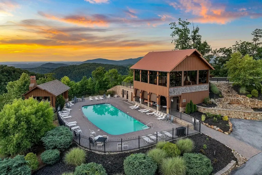 Tennessee Treasure #232 — 4-Star Luxury Hotel in Sevierville, United States