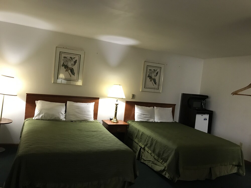 Colonial Inn Dyersville - photo 15