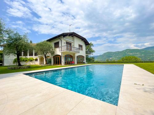 Villa Antonio — 4-Star Luxury Hotel in San Felice Del Benaco, Italy