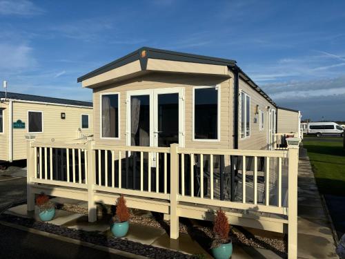 Palm Grove 121 Golden Palm Resort Pet friendly WiFi close to beach and clubhouse Meadow Lakes Caravan & Lodge Hire in Chapel Saint Leonards, United Kingdom