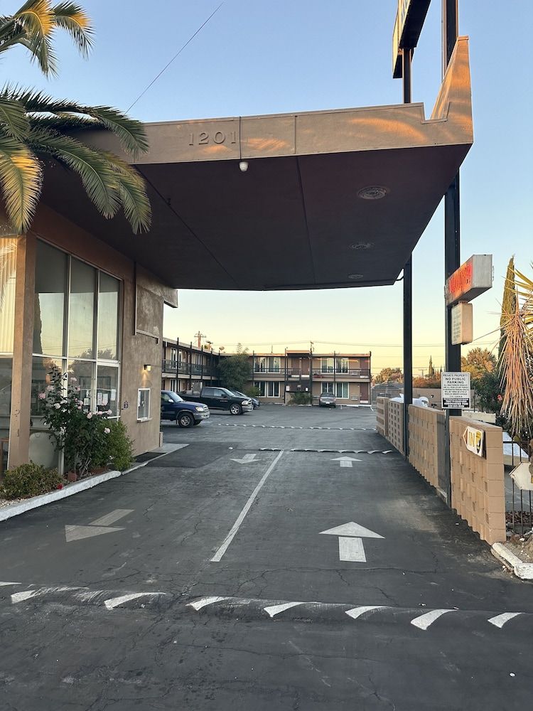 Royal Motel Tracy Llc - photo 9