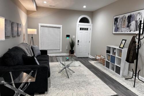 Modern Comfort in Historic East Baltimore Stylish 3BR Row Home — 4-Star Luxury Hotel in Baltimore, United States
