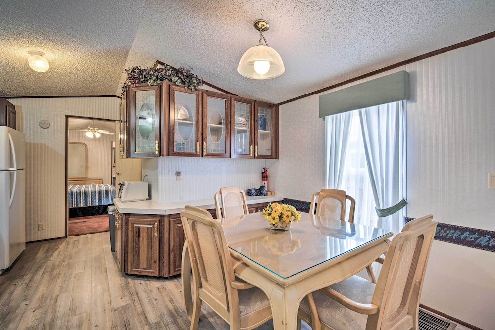 Peaceful Canal front Retreat w Boathouse in Leesburg, United States