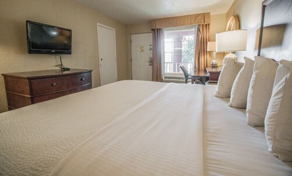 Days Inn by Wyndham Fort Walton Beach - photo 12