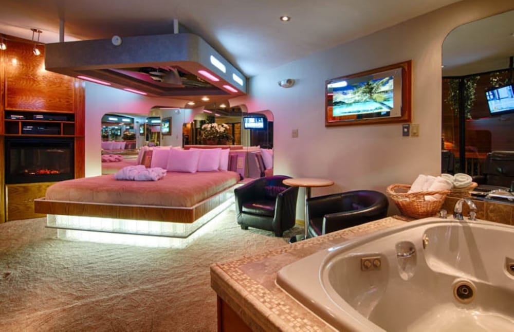 Sybaris Pool Suites Indianapolis - photo 12