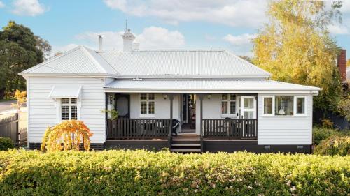 Newman House — 4-Star Luxury Hotel in Daylesford, Australia