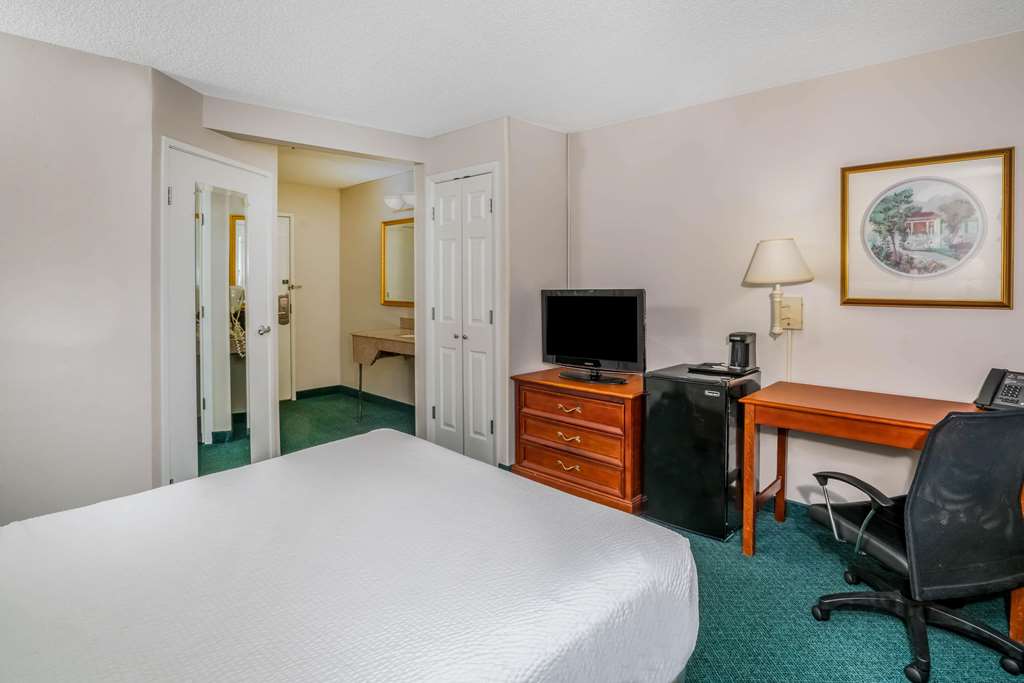 La Quinta Inn & Suites by Wyndham Nashville Franklin - photo 10