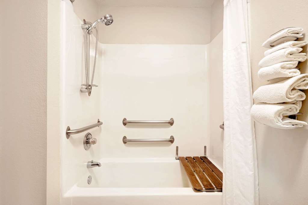 Super 8 by Wyndham Cloquet - photo 7