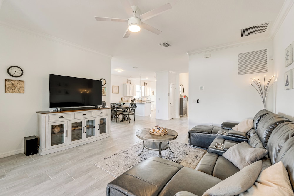 Pet Friendly Port Charlotte Home with Pond Views — 4-Star Luxury Hotel in Port Charlotte, United States