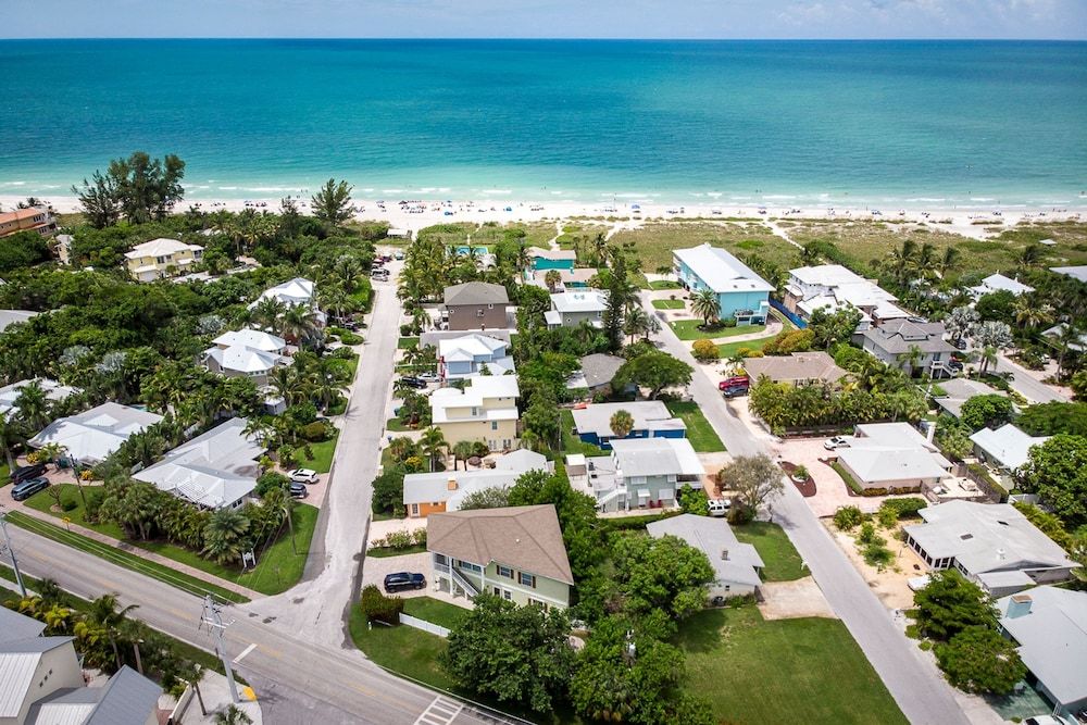 Feelin' Beachy - carbon neutral hotel in Holmes Beach