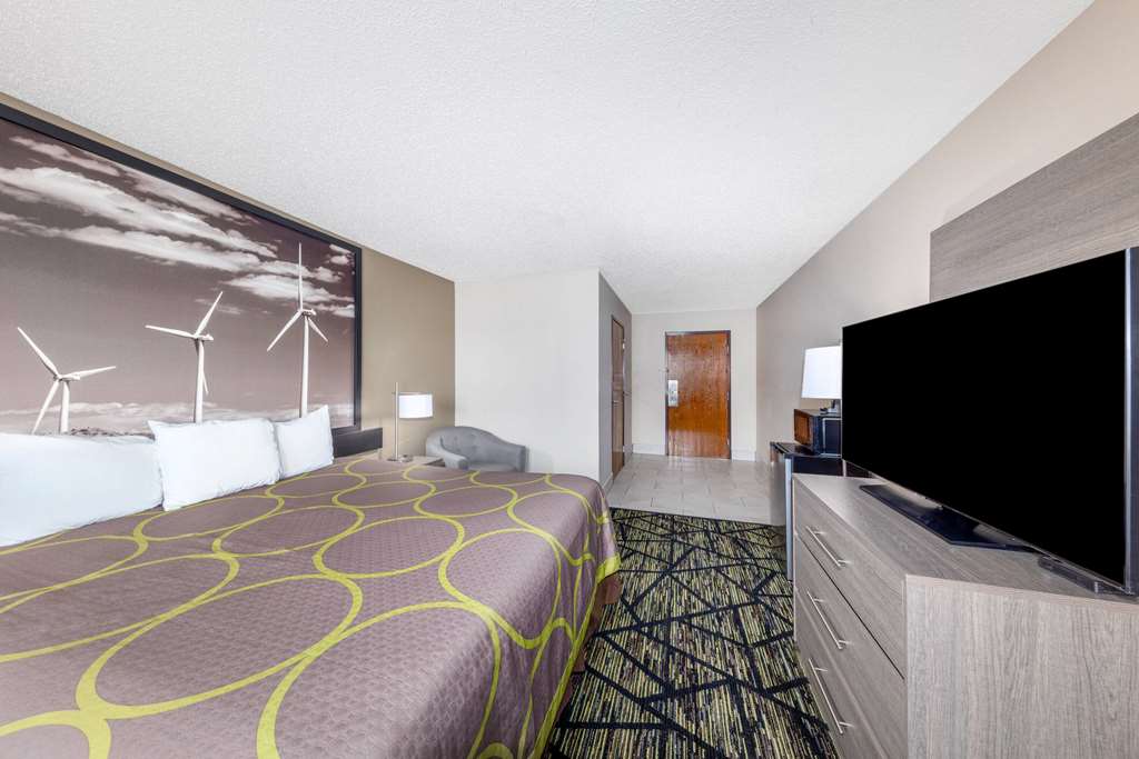 Super 8 by Wyndham Pratt - photo 31
