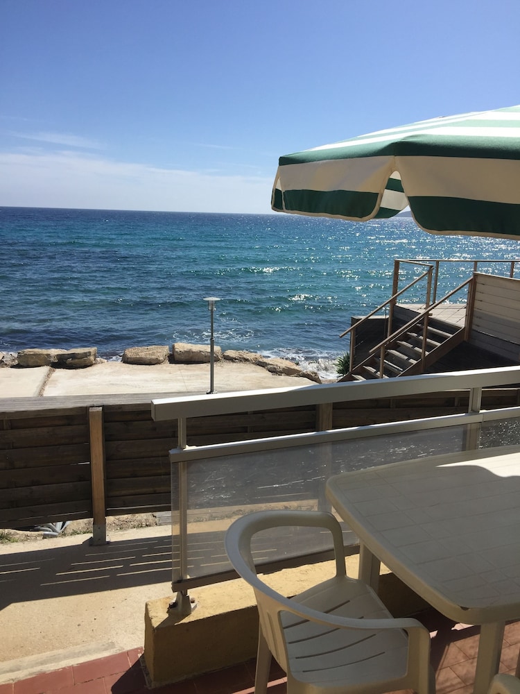 Santa Gusta Motel in La Ciotat, France