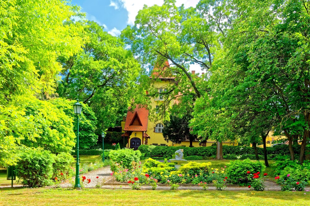 Fried Castle Hotel And Restaurant — Simontornya
