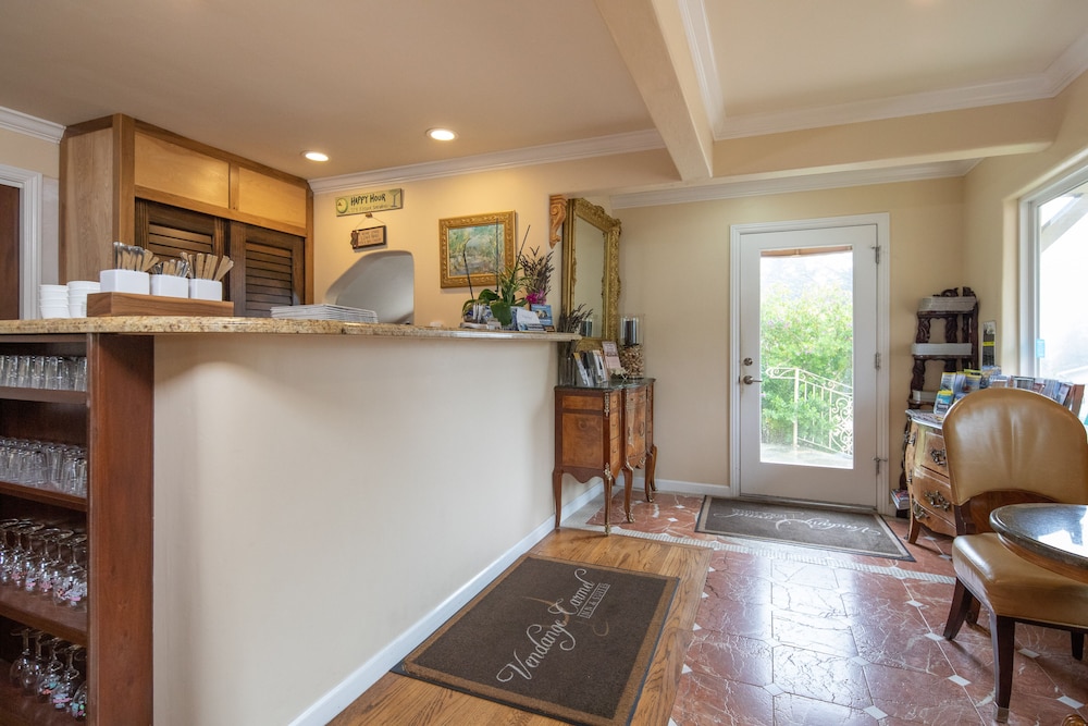 Vendange Carmel Inn & Suites - photo 34