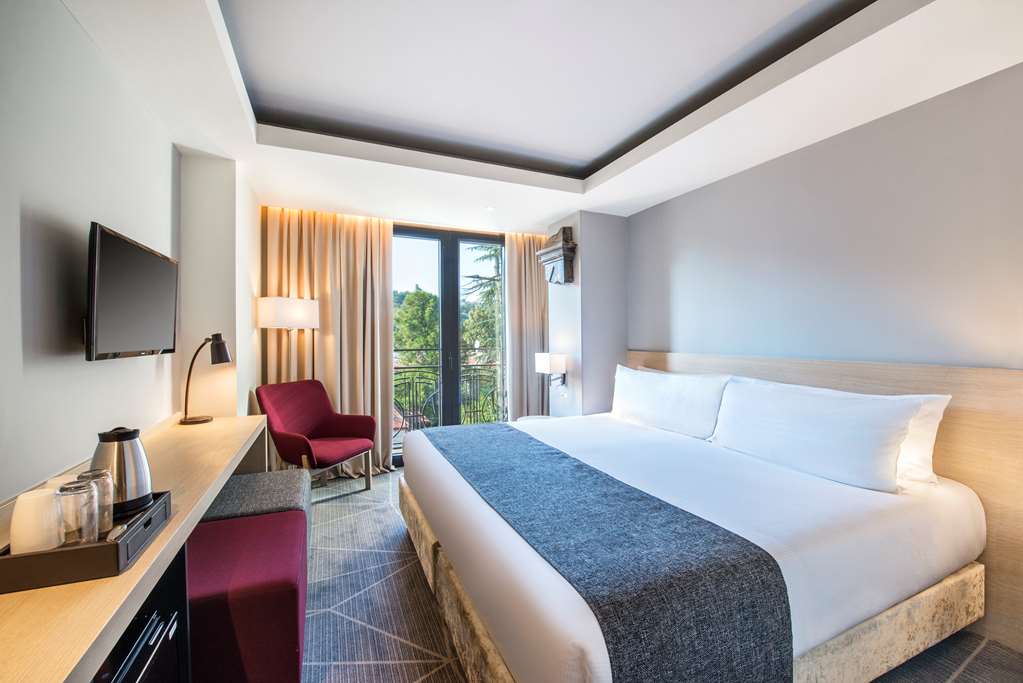 King Bedroom- King Bed, Air Conditioning, Complimentary Wi-Fi and Breakfast