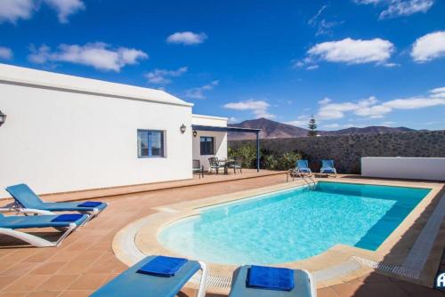 Ereza Villas Tamia B — 4-Star Luxury Hotel in Playa Blanca, Spain
