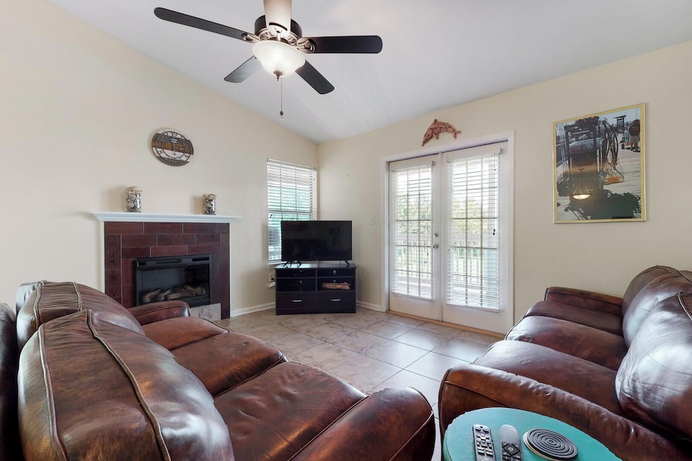3b 2b w Pool & Tennis Court Sleeps 6 — 4-Star Luxury Hotel in Gulf Shores, United States