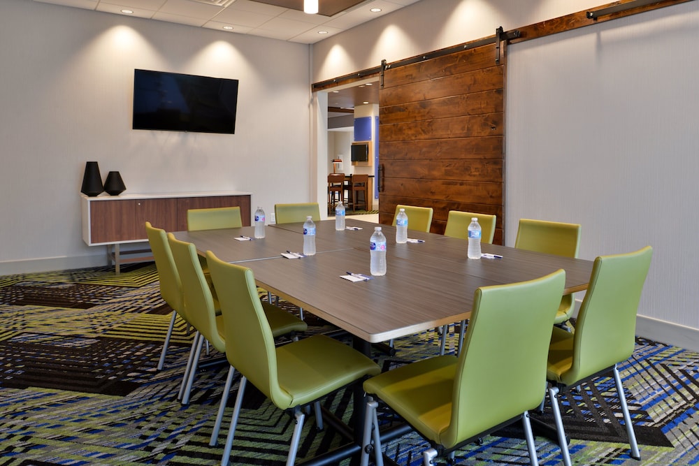 Holiday Inn Express & Suites Marshalltown by IHG - photo 57