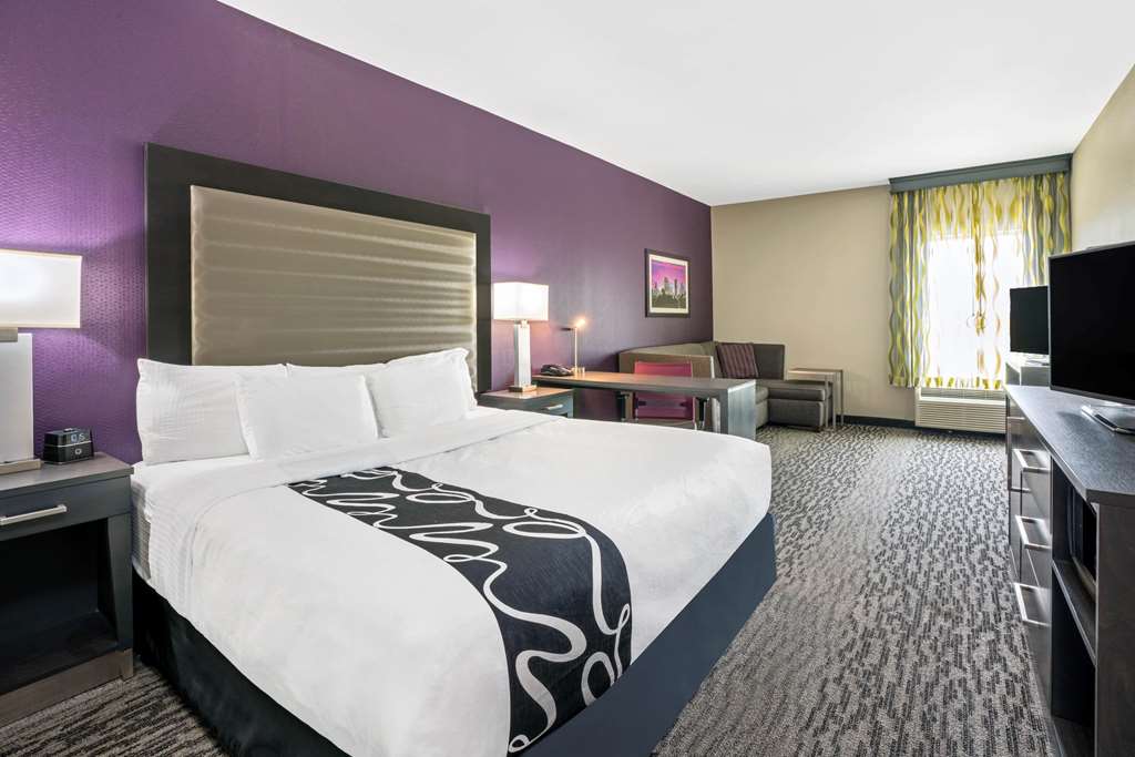 La Quinta Inn & Suites by Wyndham College Station South - photo 33