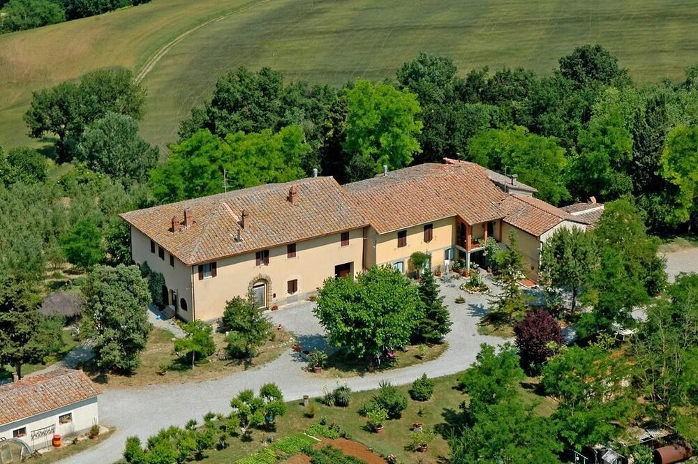 Agriturismo Santulivieri — 4-Star Luxury Hotel in Colle Di Val D'elsa, Italy