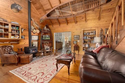 Papas Place River Front Cabin By DT Eureka Springs — 4-Star Luxury Hotel in Eureka Springs, United States