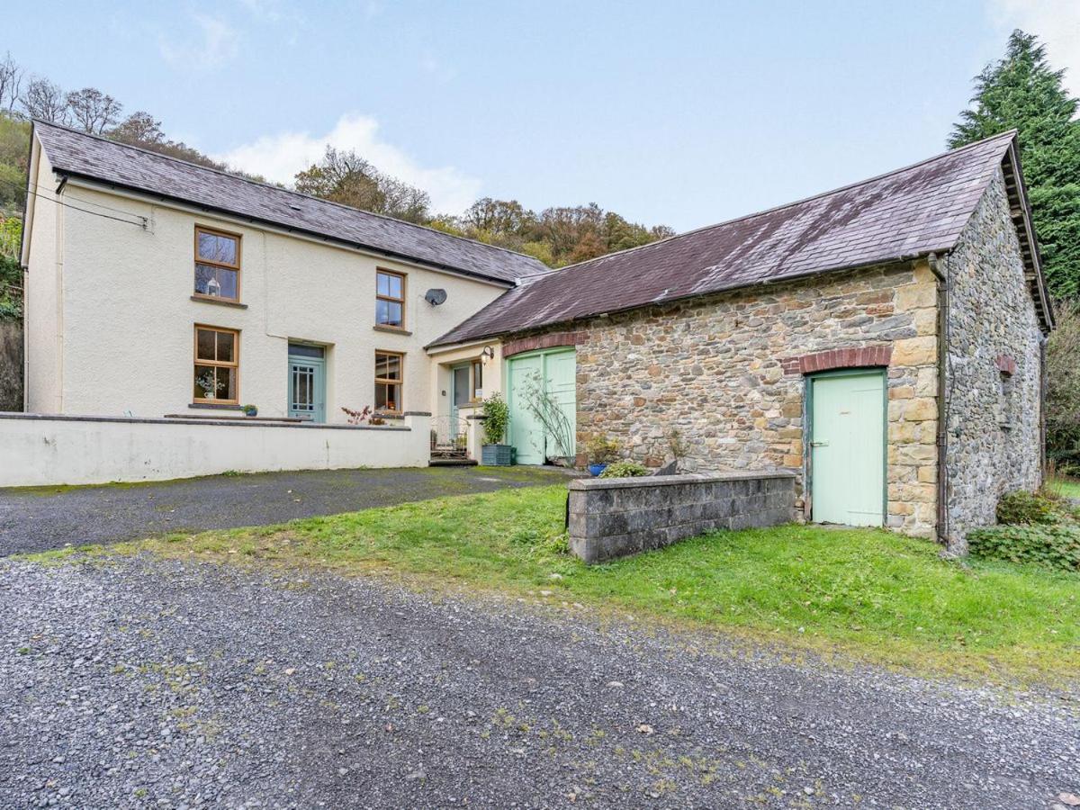 Pwll Farmhouse — 4-Star Luxury Hotel in Carmarthen, United Kingdom