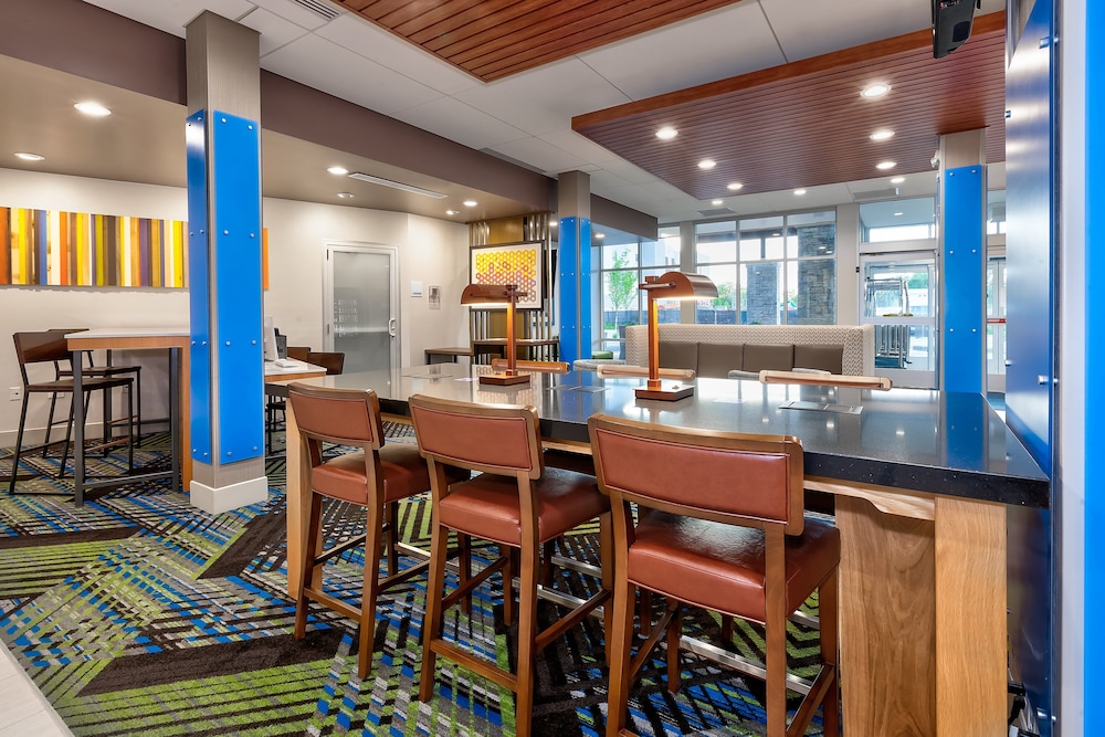 Holiday Inn Express & Suites Grand Rapids Airport South by IHG - photo 32