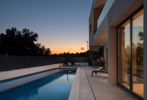 Villa Santa with heated pool — 4-Star Luxury Hotel in Pakostane, Croatia