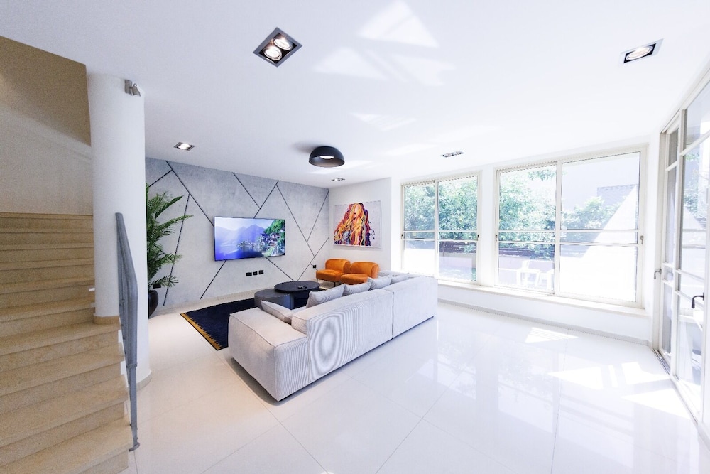 HaSharon Tranquil Villa by Sea N' Rent — 4-Star Luxury Hotel in Hod Hasharon, Israel
